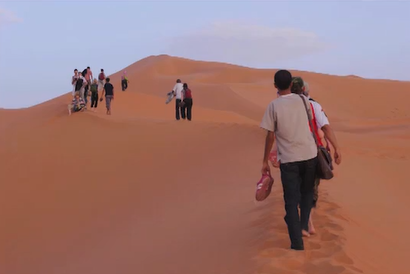groupe de personne marchant dans le désert
