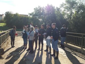 groupe d'étudiant sur un pont en exploration terrain