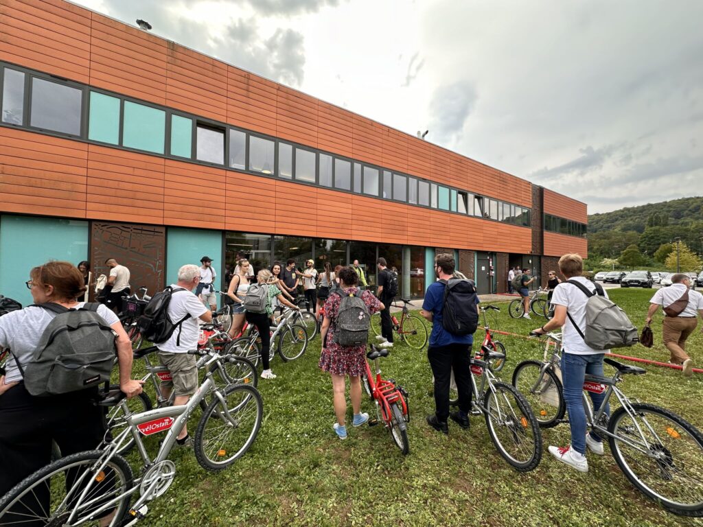 groupe d'étudiant avec des vélos