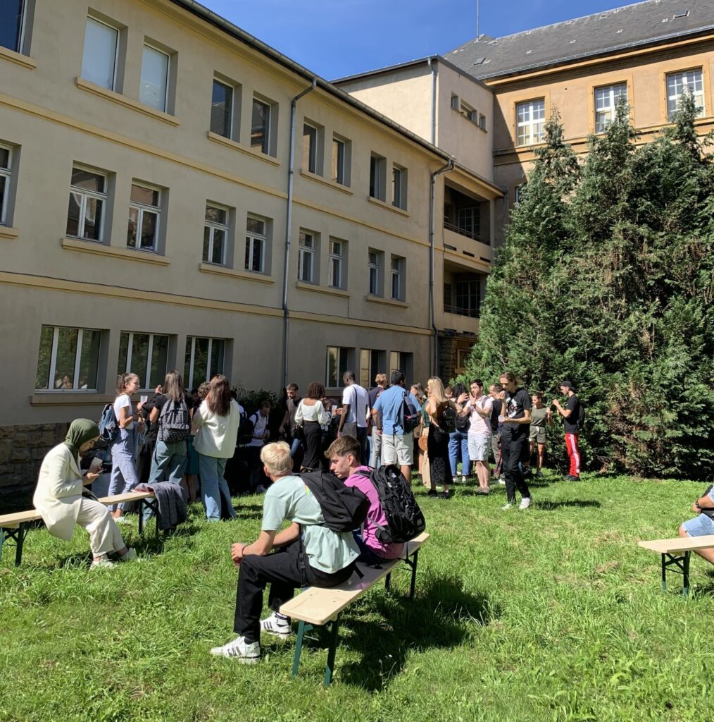 groupe d'étudiant devant l'entrée du bâtiment de l'INSPE