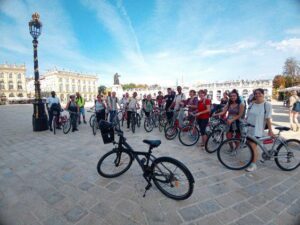 groupe d'étudiant à vélo sur la place stanislas à nancy