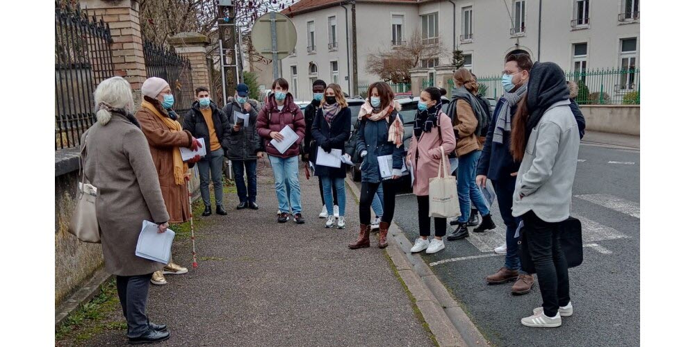 groupe d'étudiant avec le maire margaret dumont