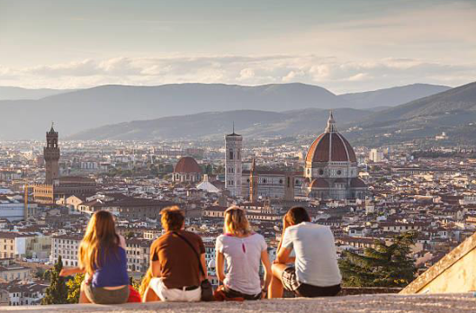 étudiants face à la ville de florence