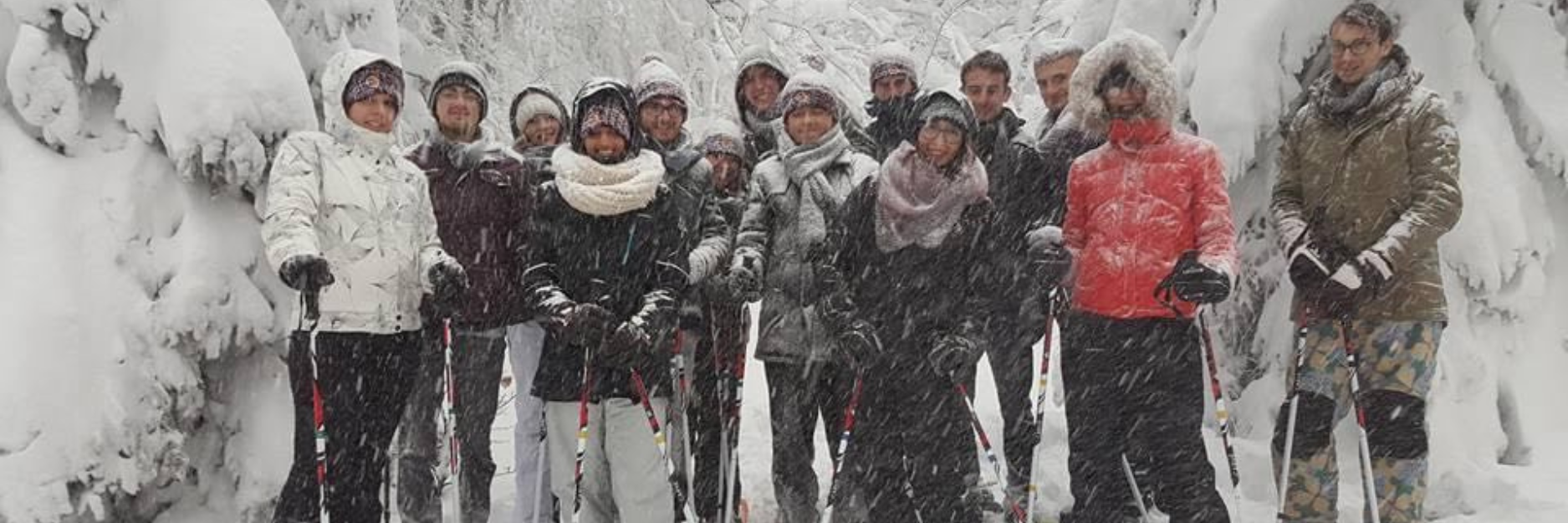 association étudiante photo de groupe de personne au ski